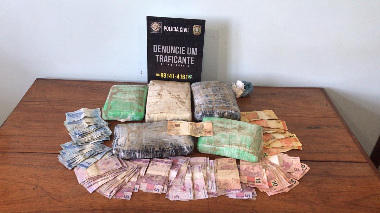 POLÍCIA CIVIL PRENDE TRAFICANTE DE SANTANA E MOTOQUEIRO QUE RECEBEU A DROGA